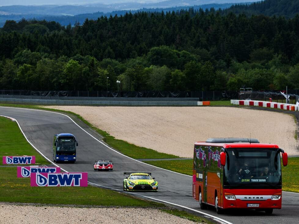 Spectaculaire : Maro Engel et Clemens Schmid entre les autocars