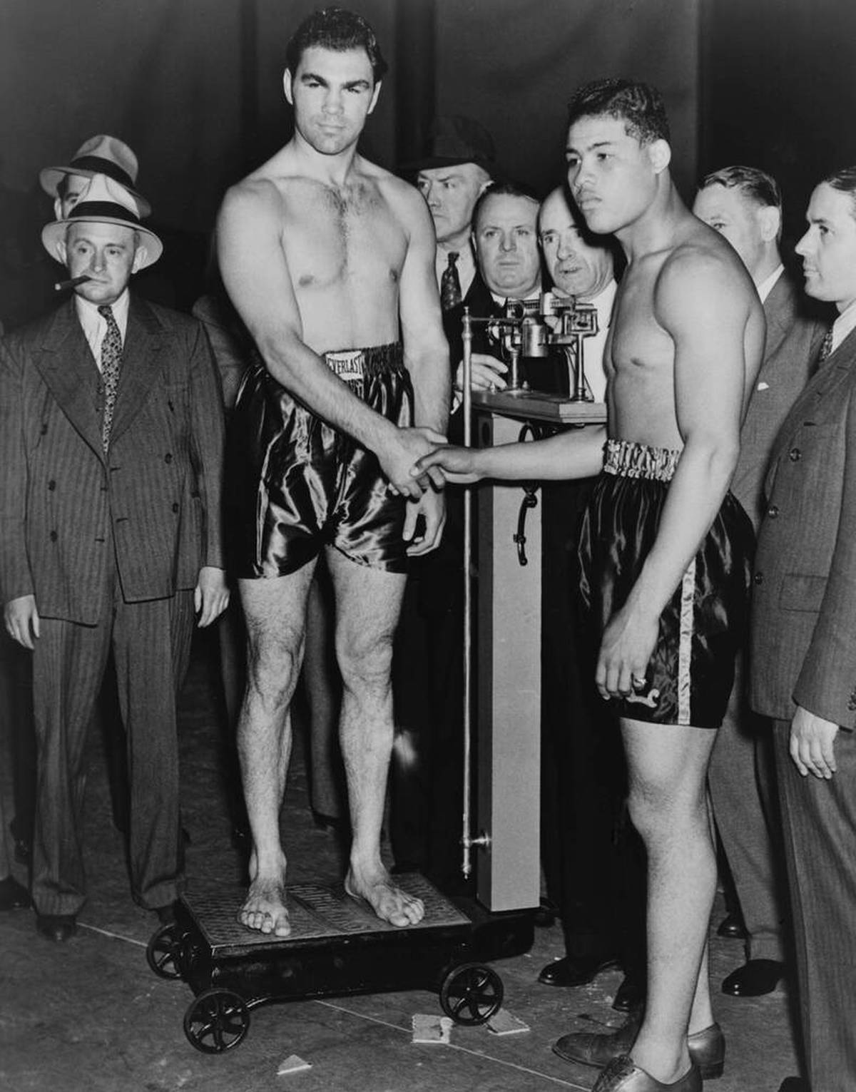 Max Schmeling és Joe Louis az 1936-os mérkőzésük előtti mérlegelésen